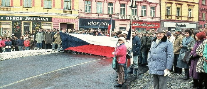 Promítání starých fotografií: TACHOV - LISTOPADOVĚ UDÁLOSTI 1989, TACHOV - NÁMĚSTÍ (jižní část)